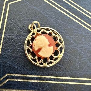 Vintage MCM Hedison Mfg Costume Cameo Pendant